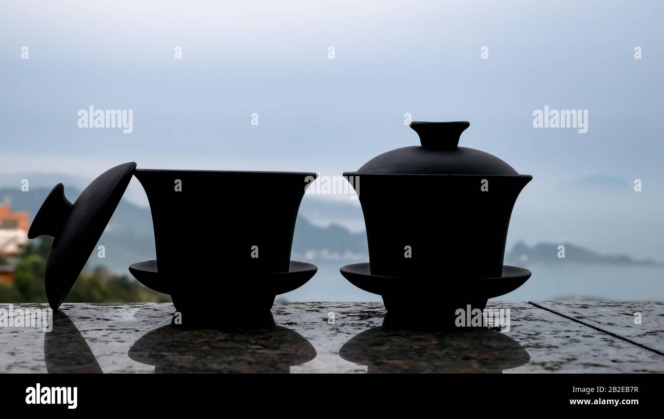 Die klassische taiwanesische Teetasse oben an der Wand mit Meerblick in der Jiufen Old Street in Taiwan. Stockfoto