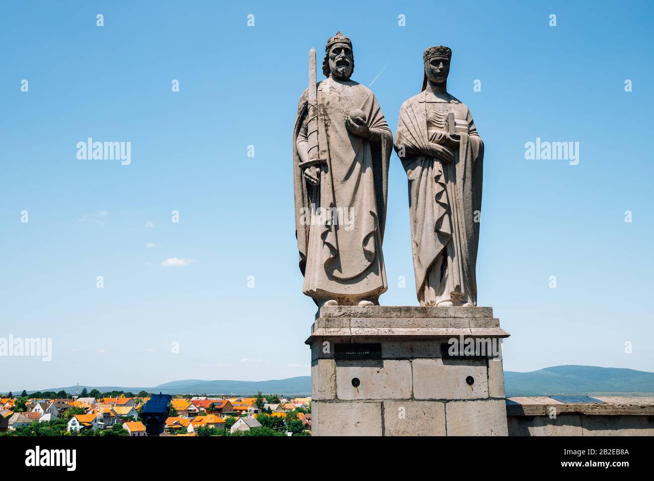 Veszprem, Ungarn - 28. Juni 2019: Statue von König Stephen I. und Königin Gisela auf dem Burgberg Stockfoto