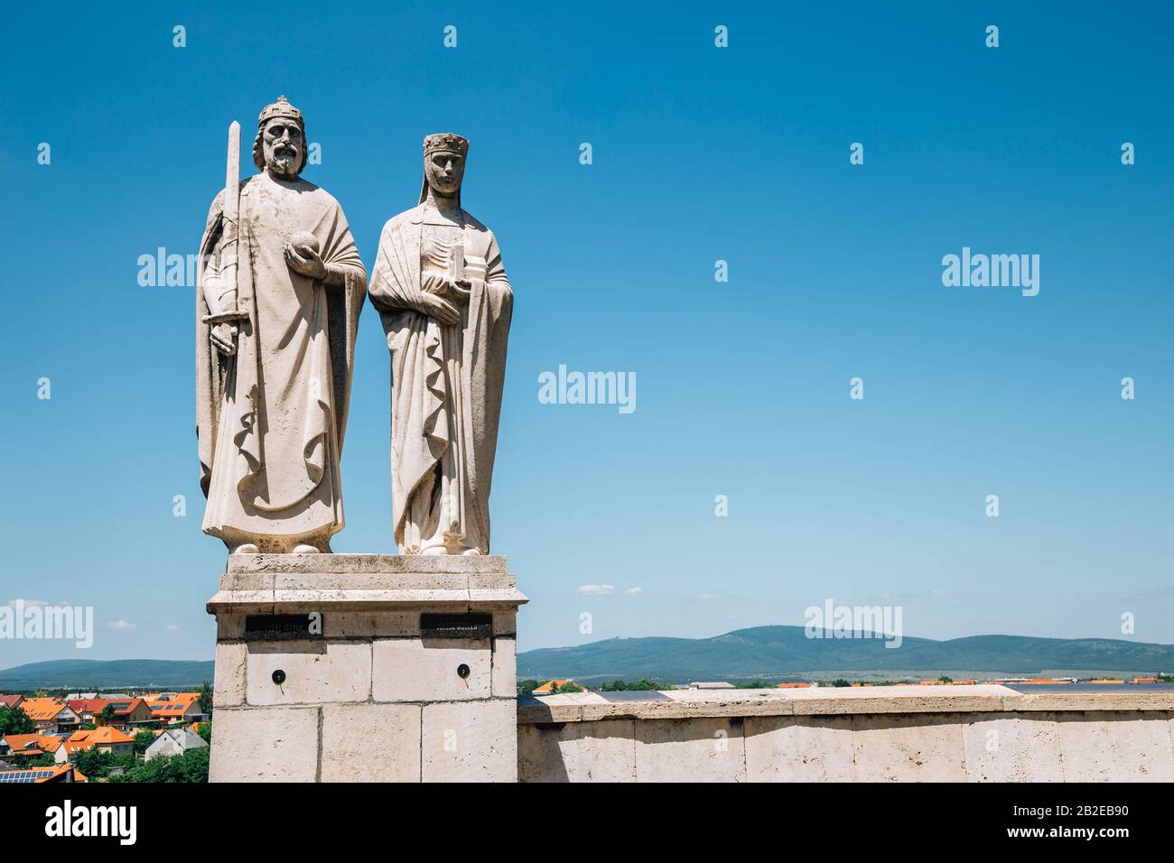 Veszprem, Ungarn - 28. Juni 2019: Statue von König Stephen I. und Königin Gisela auf dem Burgberg Stockfoto