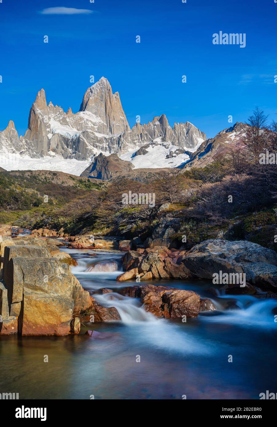 Nationalpark LOS GLACIARES, ARGENTINIEN - CIRCA FEBRUAR 2019: Wasserfall und Mount Fitz Roy im Nationalpark los Glaciares in Argentinien. Stockfoto