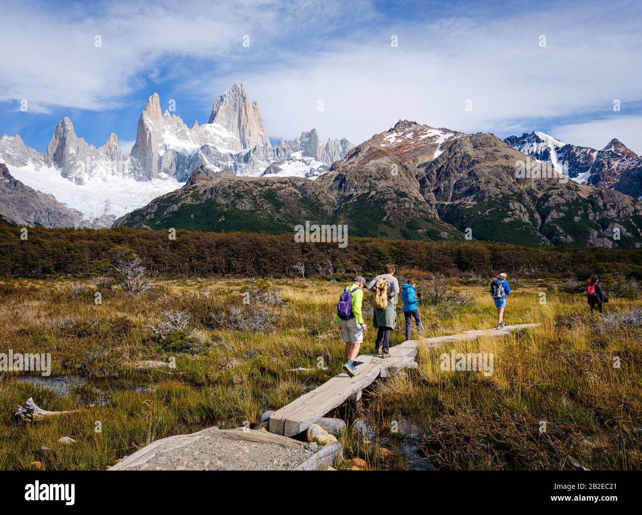 Nationalpark LOS GLACIARES, ARGENTINIEN - CIRCA FEBRUAR 2019: Backpackers Wandern im Nationalpark los Glaciares in Argentinien. Stockfoto