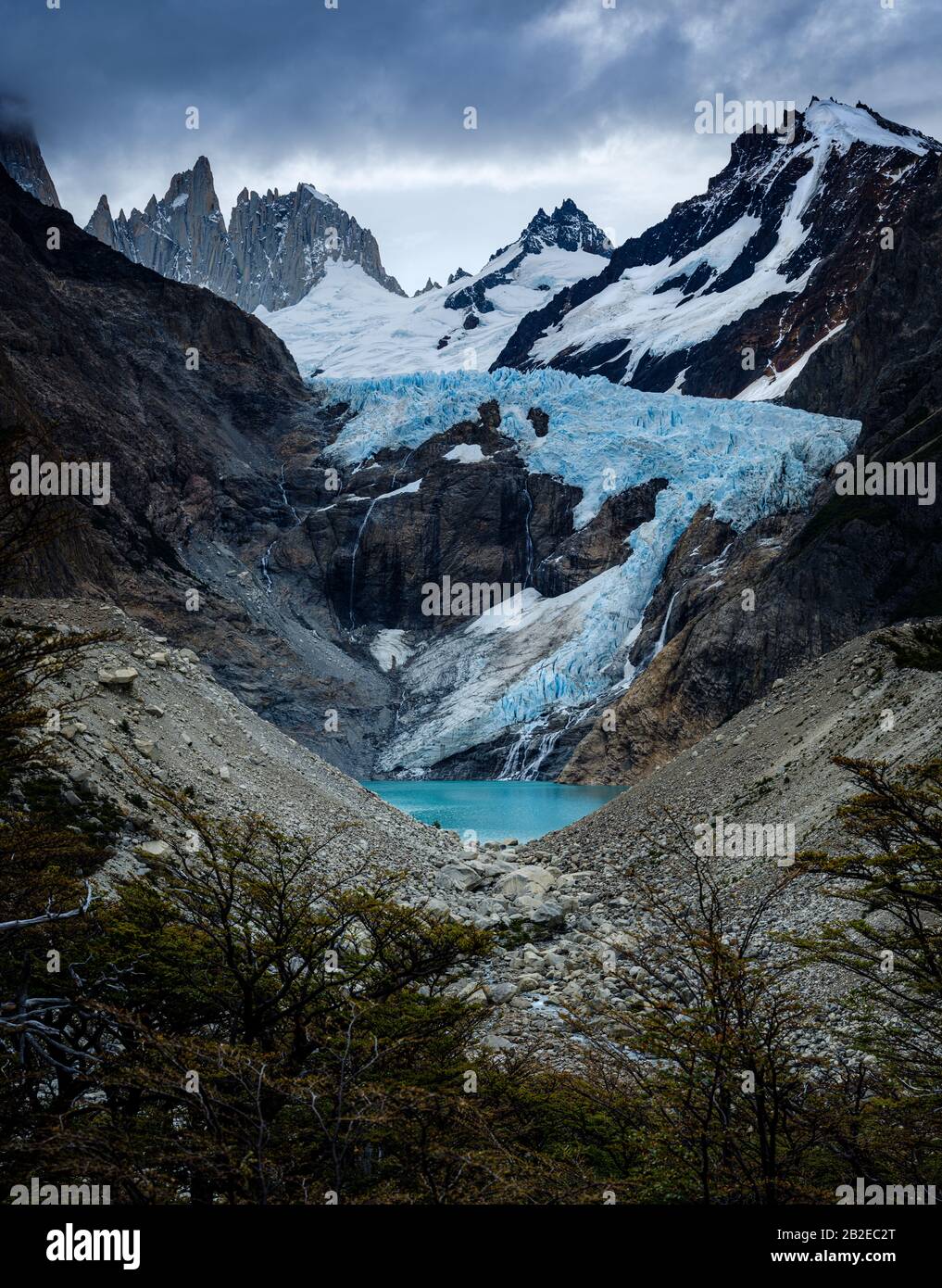 Nationalpark LOS GLACIARES, ARGENTINIEN - CIRCA FEBRUAR 2019: Moutains und Glacier Piedras Blancas in der Nähe von El Calten im Nationalpark los Glaciares Stockfoto