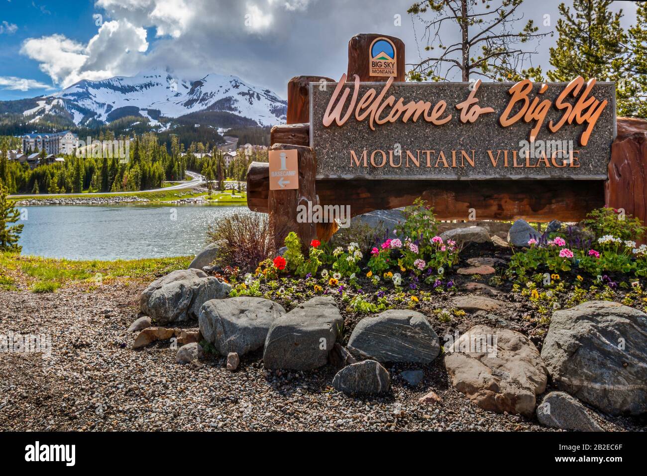 Willkommen bei Big Sky Mountain Village Sign, Montana, Vereinigte Staaten Stockfoto