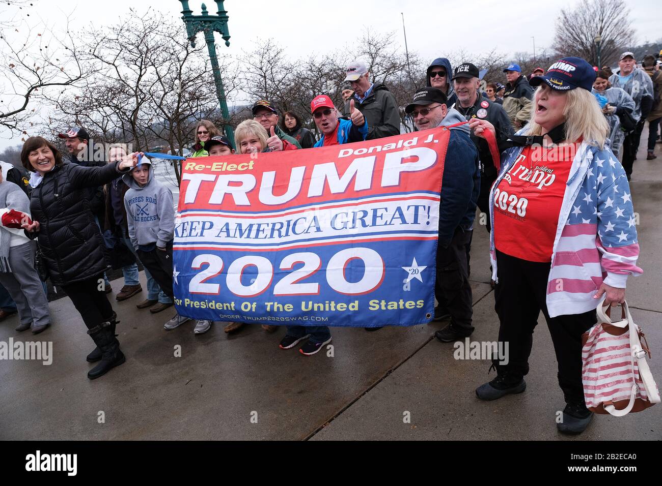 Anhänger von Präsident Donald Trump warten kurz vor einer Wahlkampfveranstaltung 2020 am 10. Dezember 2019 im Giant Center in Hershey, PA. Stockfoto