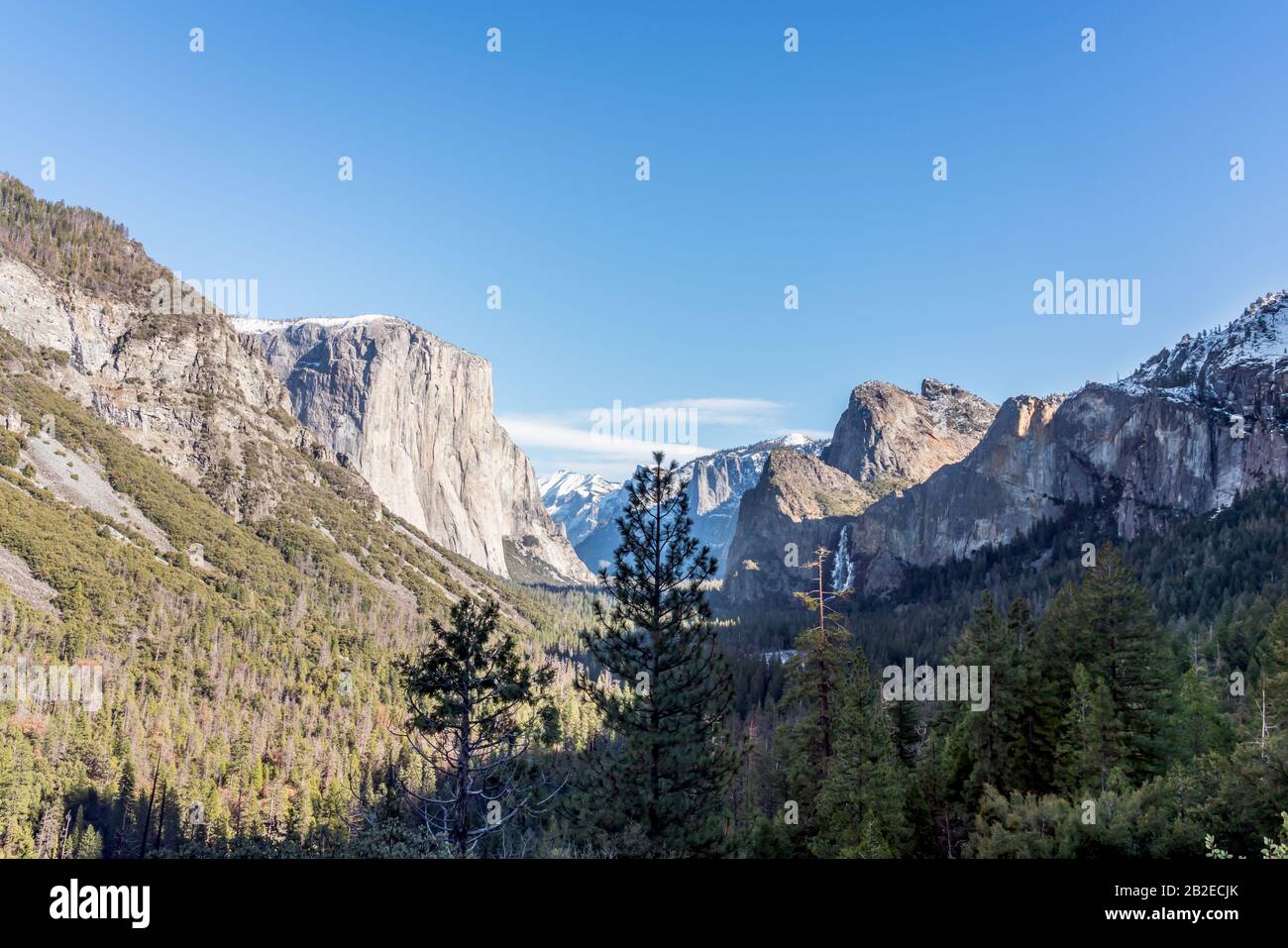 Yosemite National Park Valley, El Capitan und Bridalveil Fallfrom Tunnel View im Dezember 2019, Mariposa County, Western Sierra Nevada Mountains, Cali Stockfoto