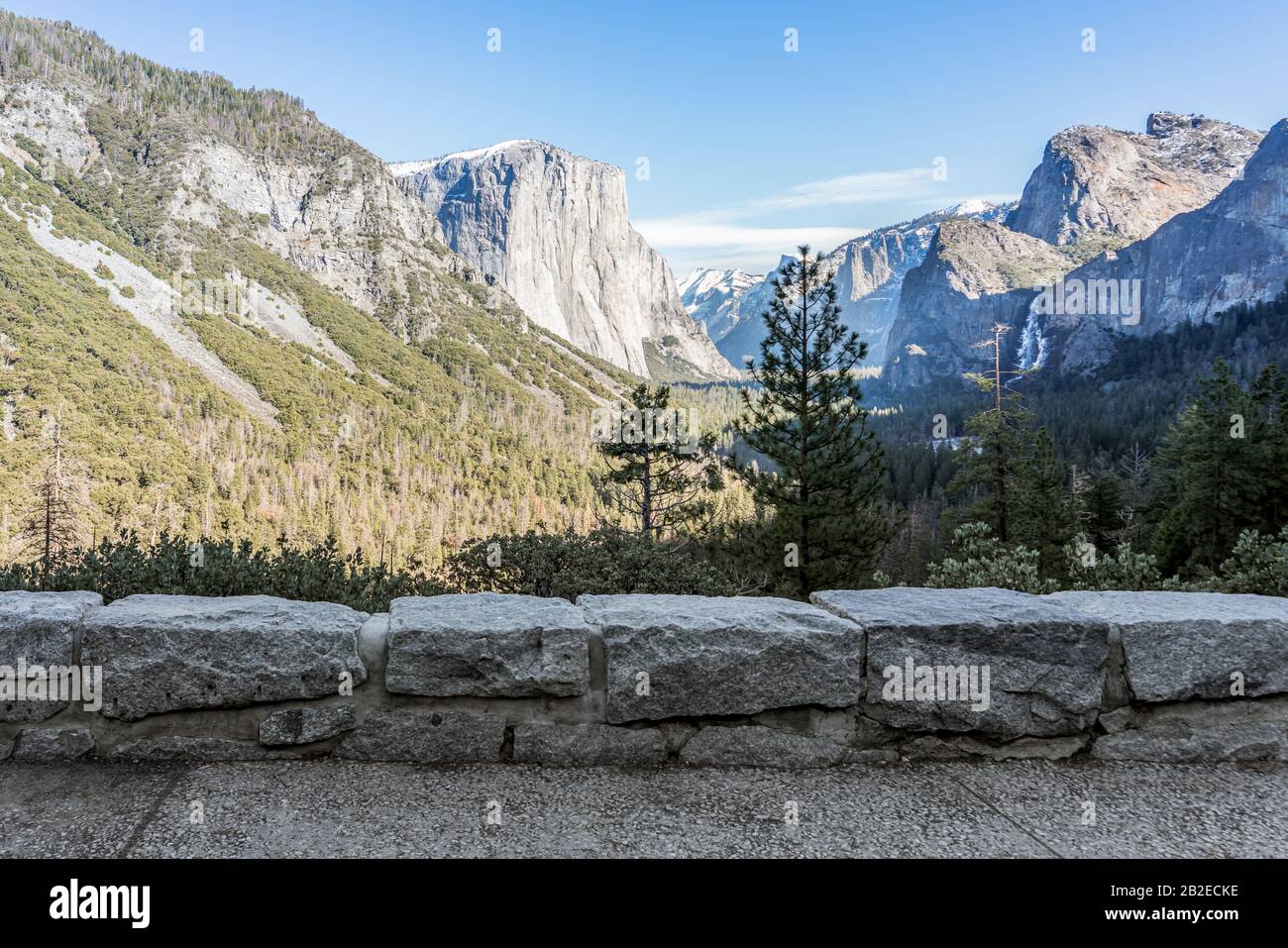 Yosemite National Park Valley, El Capitan und Bridalveil Fallfrom Tunnel View im Dezember 2019, Mariposa County, Western Sierra Nevada Mountains, Cali Stockfoto