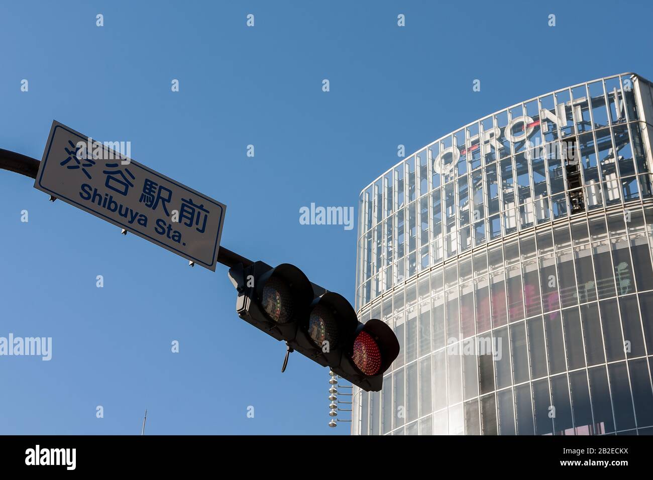 Ein Schild für den Bahnhof Shibuya an der Ampel über der Kreuzung Shibuya. Shibuya, Tokio, Japan. Stockfoto