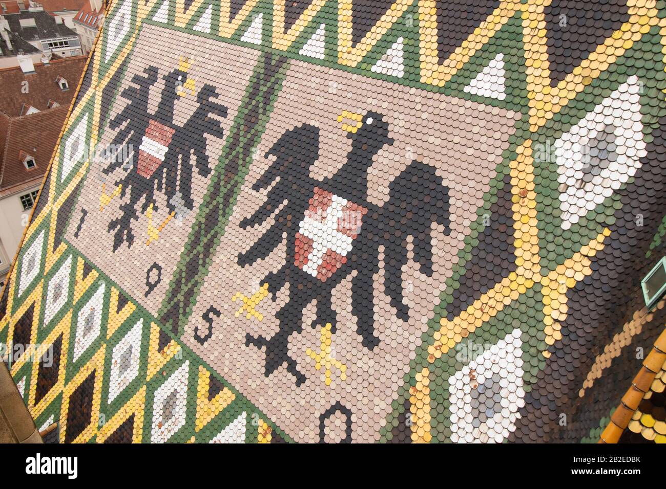 Das bemalte Ziegeldach des Stephansdoms im Zentrum von Wien, Österreich Stockfoto