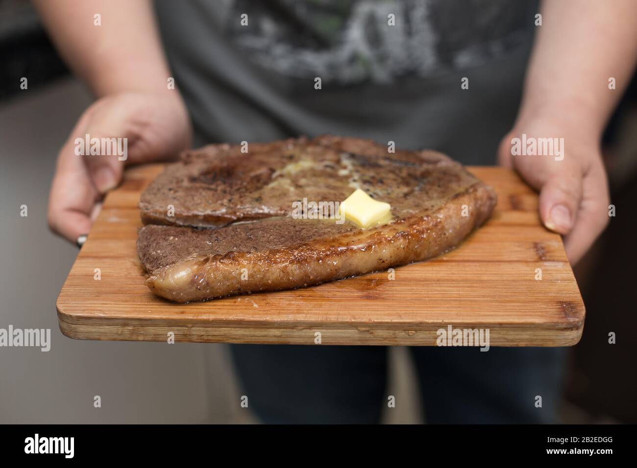 Gekochte Steaks, mittelselten Stockfoto