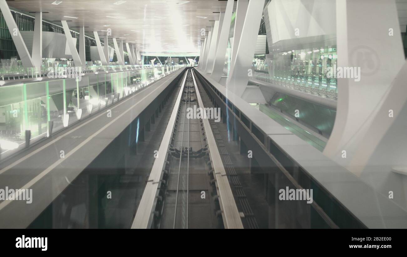 Blick von Der Modernen Zugfrontscheibe. Transparenter Shuttle-Service Zwischen Den Terminals. Airport Express-Verbindung. High-Speed Futuristisch Fahrerloser Transport In Bewegung. Stockfoto