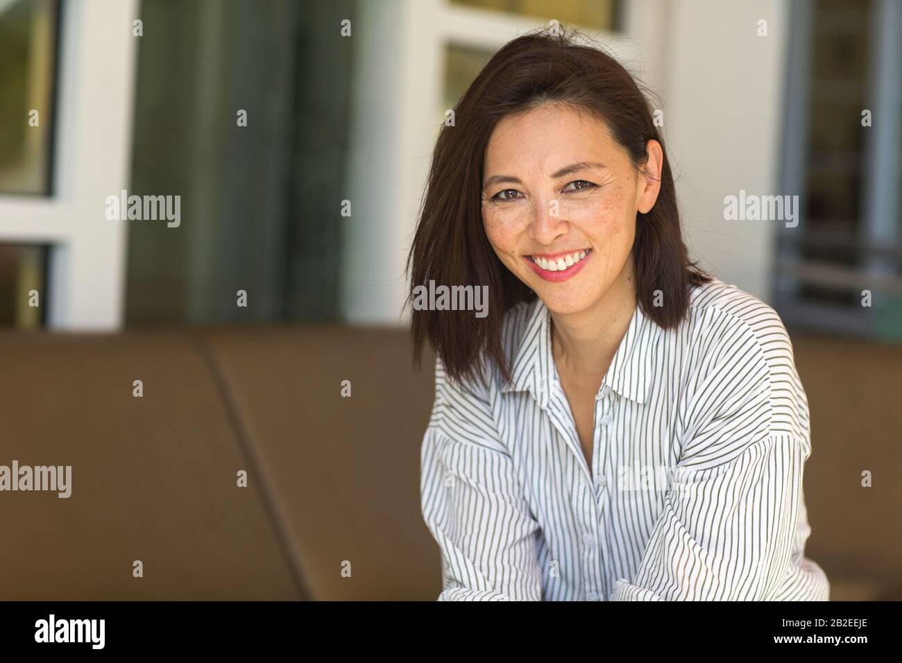Porträt einer selbstbewussten, schönen asiatischen Frau. Stockfoto