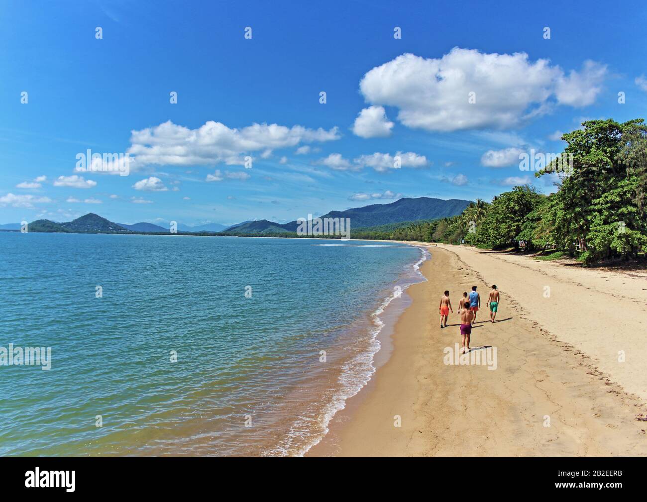 Eine Gruppe von Touristen, die den schönsten und ungekrönten Strand von Palm Cove in Cairns QLD Australien genießen Stockfoto