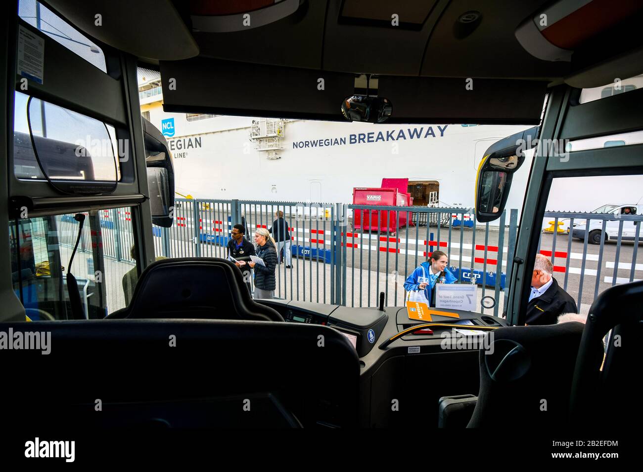 Die Reiseleiter warten auf Reisende von Kreuzfahrtschiffen im Bustickbereich entlang des Kreuzfahrthafens in Kopenhagen Dänemark. Stockfoto