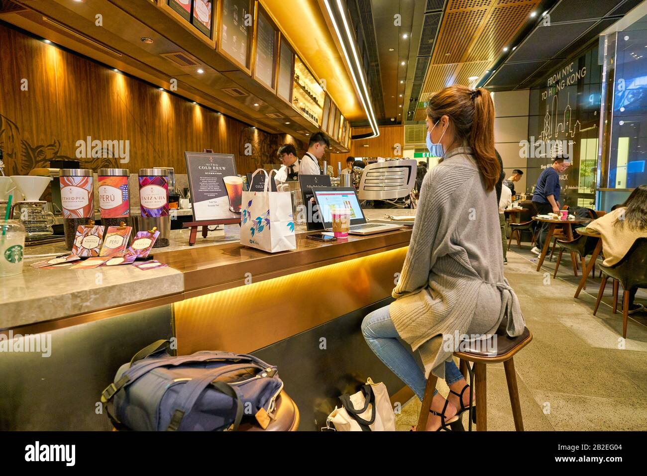 Hongkong, CHINA - 22. JANUAR 2019: Frau sitzt im Starbucks Coffee in der IFC Mall in Hongkong. Stockfoto