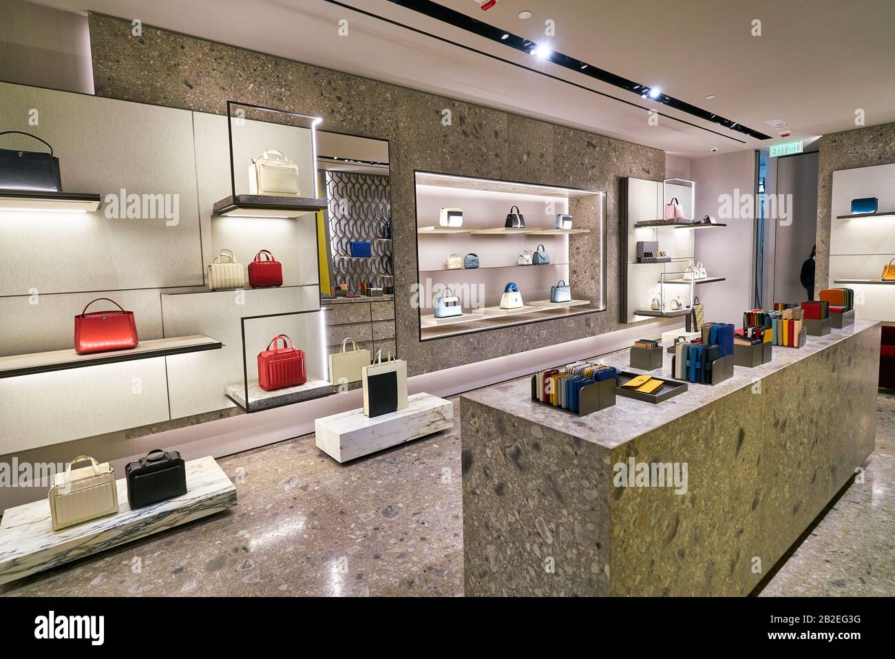 Hongkong, CHINA - 22. JANUAR 2019: Taschen im Valextra Store im ifc Mall in  Hongkong. Valextra ist eine Marke von Luxus-Lederwaren und -Akces  Stockfotografie - Alamy