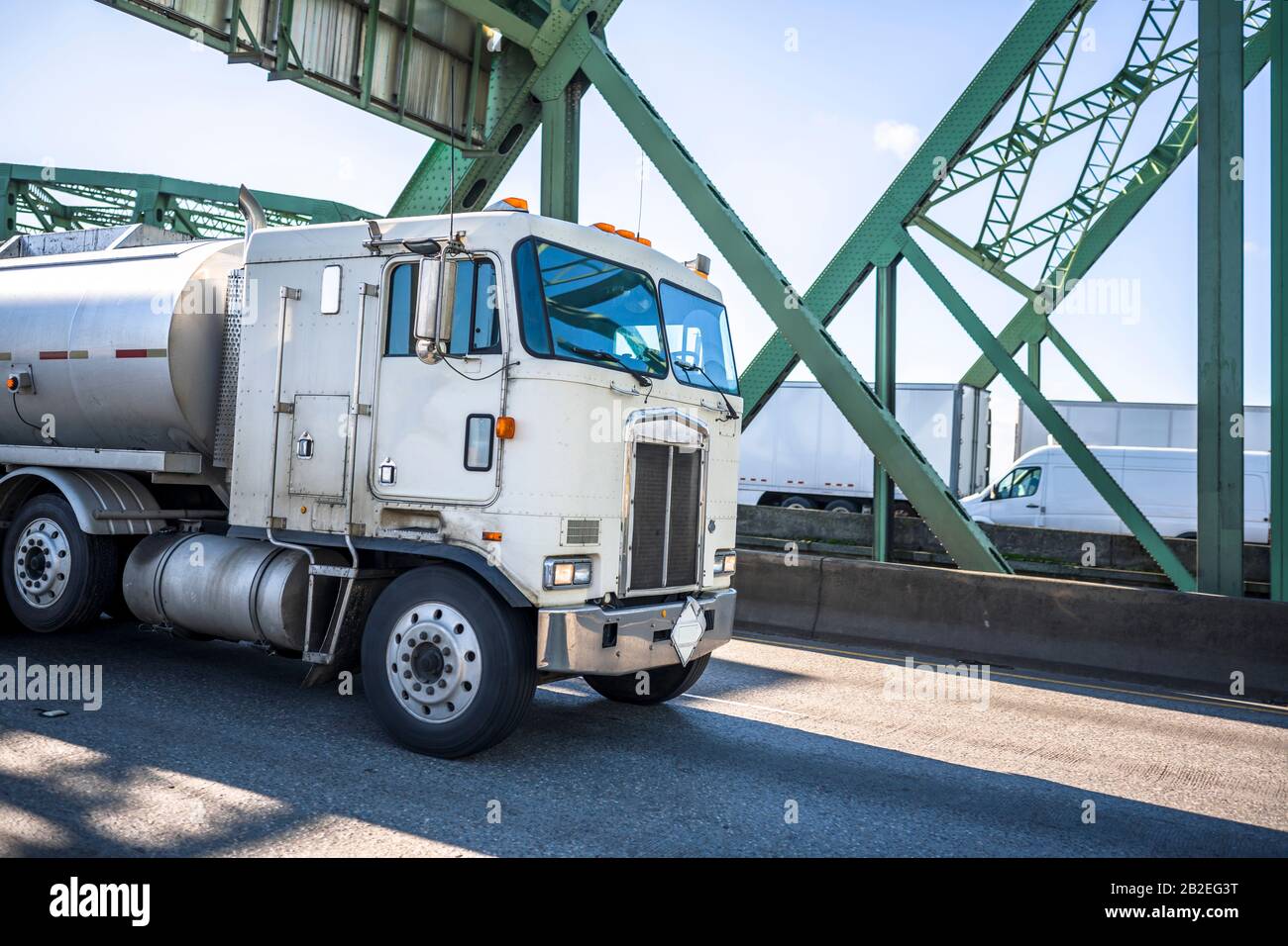 Kommerzieller professioneller Transport altmodischer Retro-Cabover Industrie-White-Diesel-Big Rig-Truck Transport von Kraftstoff in Tank-Sattelanhänger r Stockfoto