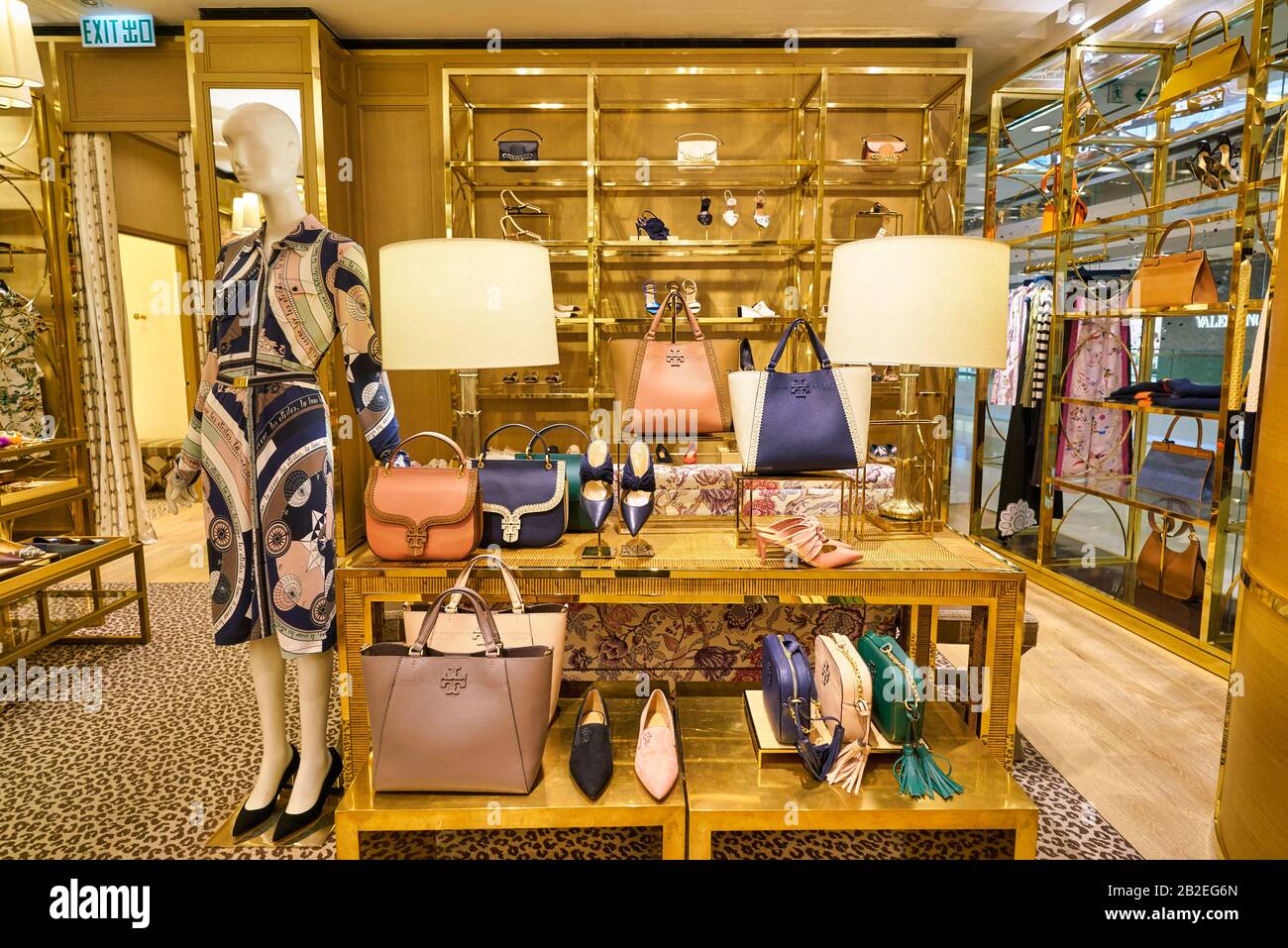 Hongkong, CHINA - 22. JANUAR 2019: Innenschuss des Tory Burch Store im ifc Mall in Hongkong. Stockfoto