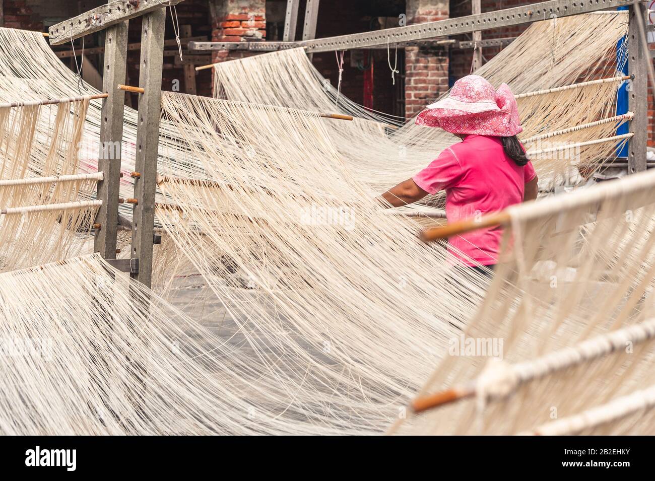 Traditionelle Methode zum Trocknen dünner Nudeln in Changhua, Taiwan Stockfoto