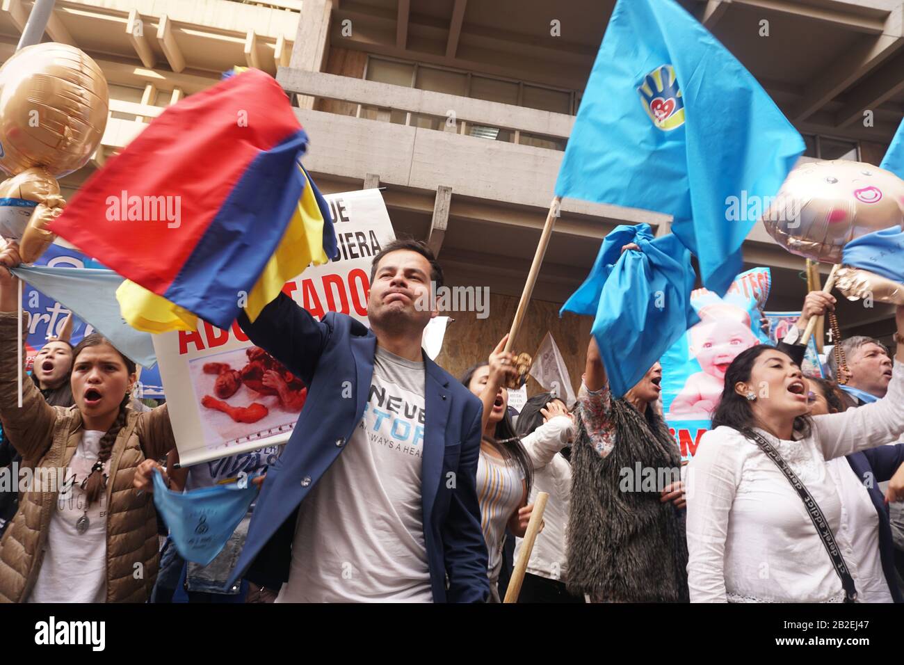 10. Oktober 2019: Abtreibungsgegner protestieren vor Kolumbiens Verfassungsgericht in Bogota-Stadtkredit: Daniel Garzon Herazo/ZUMA Wire/Alamy Live News Stockfoto