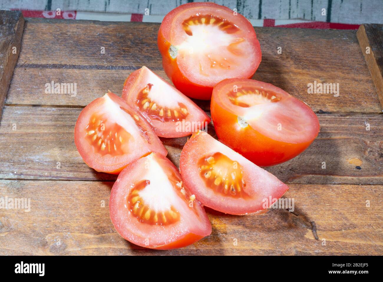 Frische Tomaten auf einer Holzschnittplatte Stockfoto