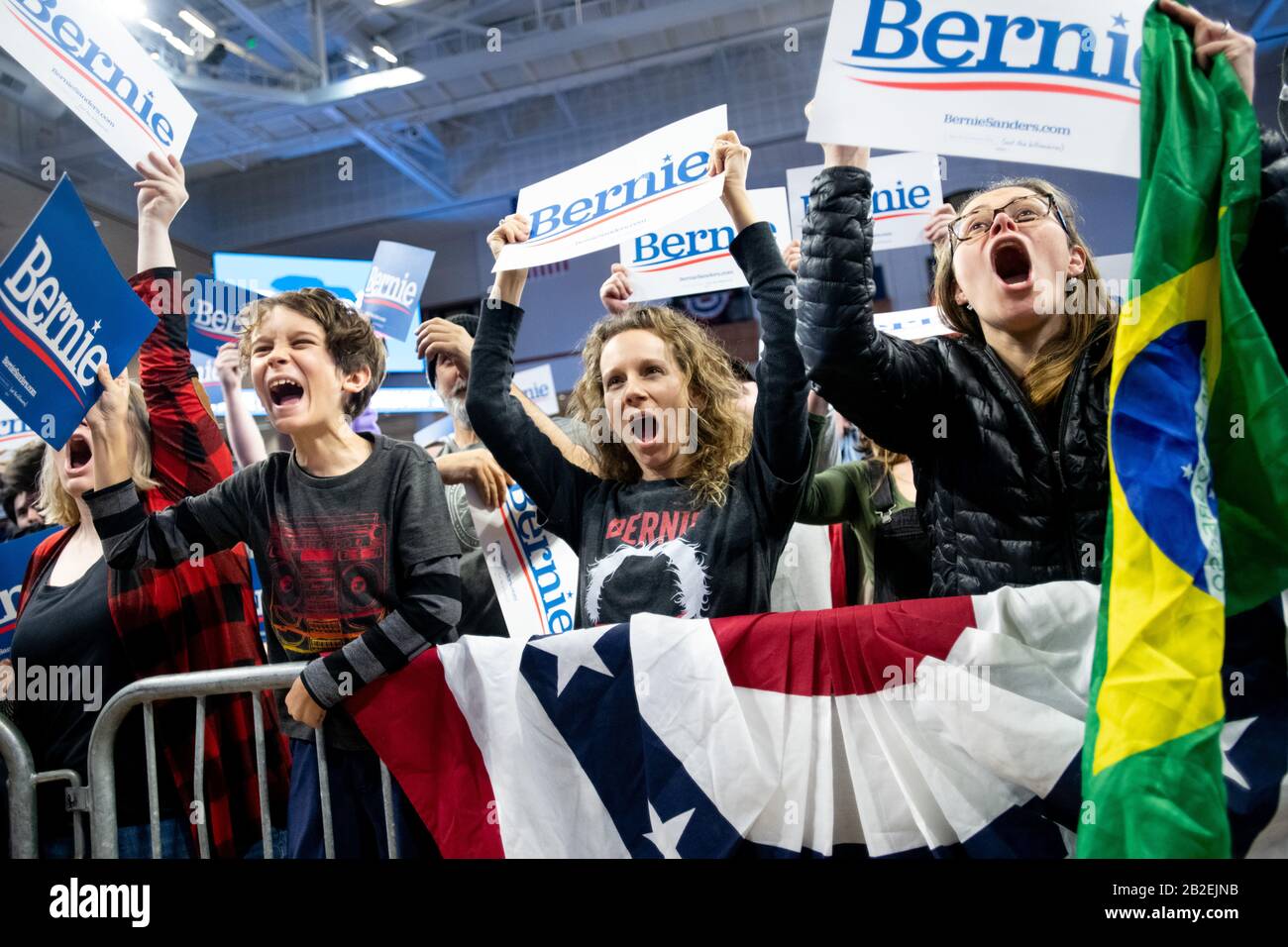 Spartanburg, USA. Februar 2020. Anhänger des demokratischen Präsidentschaftskandidaten Bernie Sanders bei Wahlkampfkundgebung in Wofford in South Carolina. Stockfoto