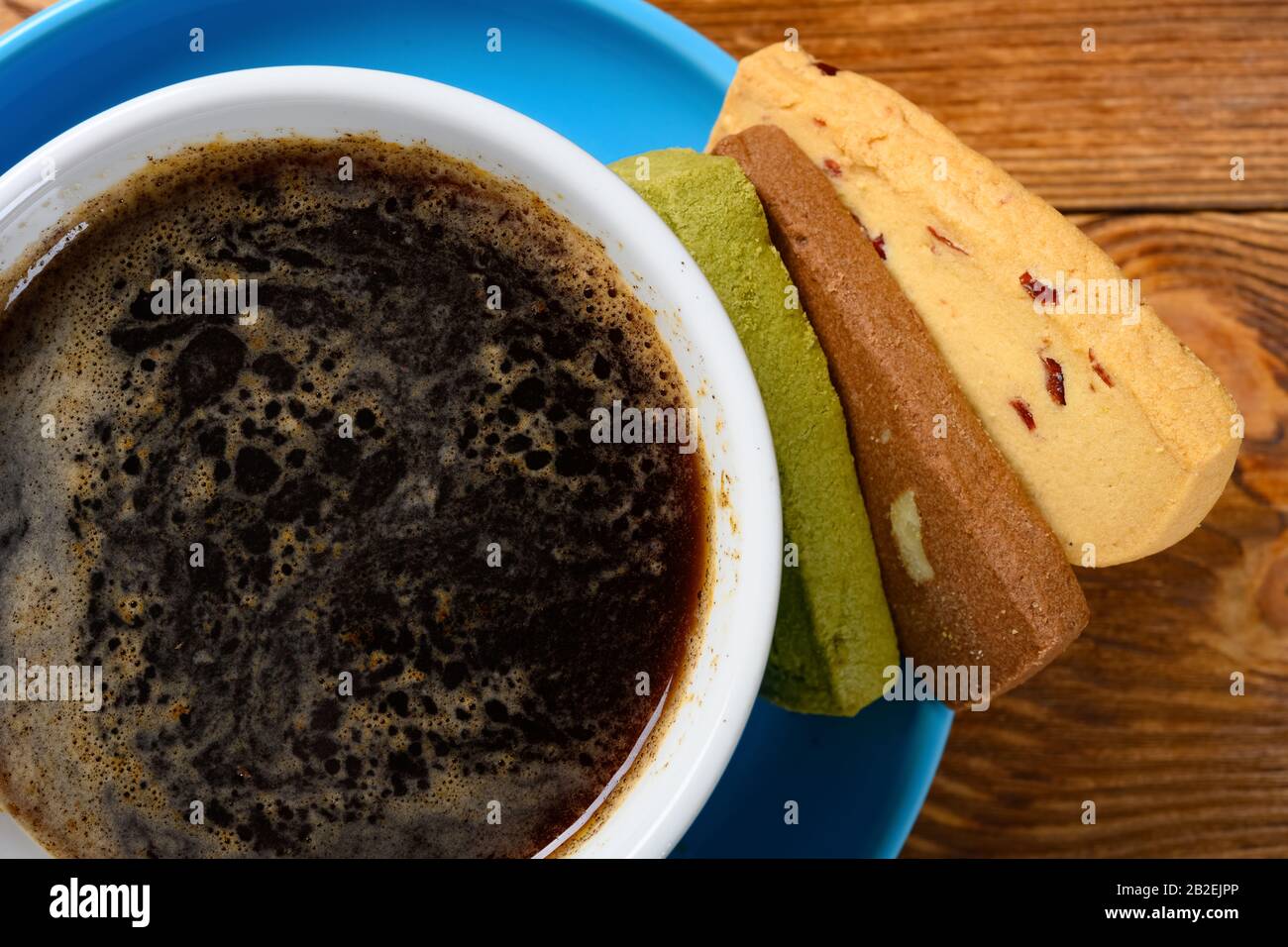 Top View Tasse Kaffee und verschiedene Geschmacksrichtungen süße Plätzchen horizontale Zusammensetzung Stockfoto
