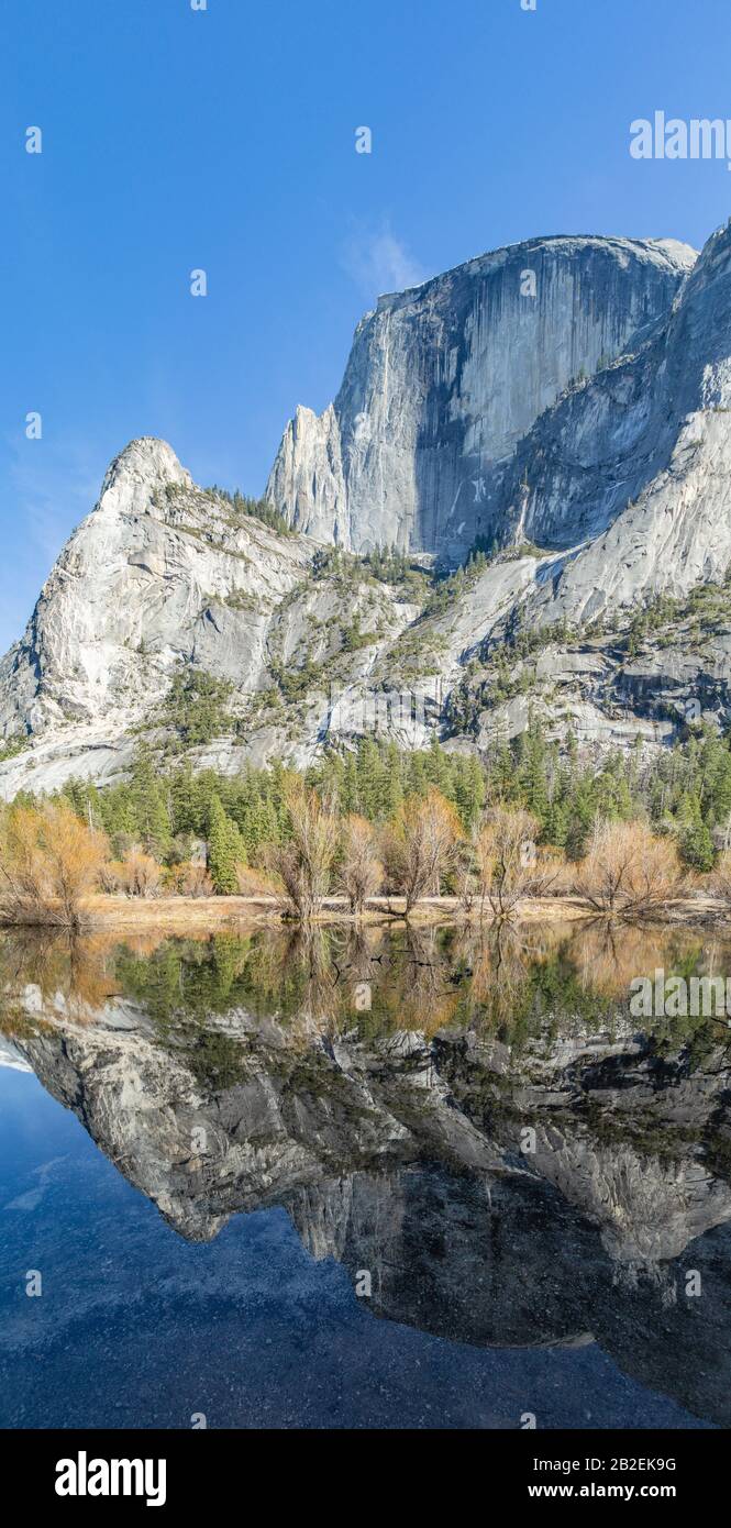 Vertikales Reflexionspanorama im Mirror Lake unterhalb Des Half Dome im Yosemite National Park, Kalifornien Stockfoto