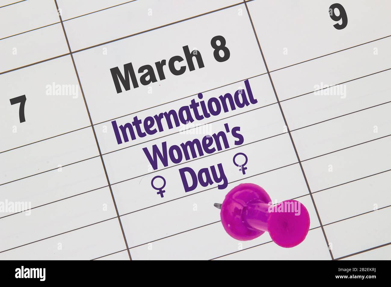 Eine Nahaufnahme eines Kalenders am 8. März mit dem Text: Internationaler Frauentag mit pinkfarbenen und Frauensymbolen. Stockfoto