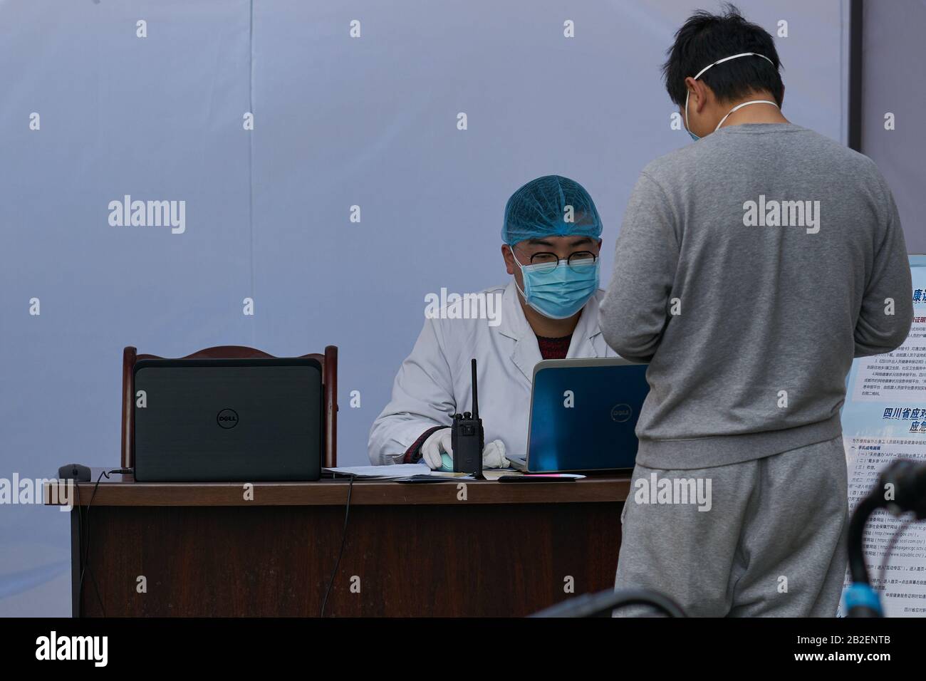 Während der Epidemie der Coronavirus-Krankheit, die sich auf die Welt ausbreitet, sind die Ärzte in der Quarantäne des Krankenhausanbieters für neues Coronavirus beschäftigt. Stockfoto