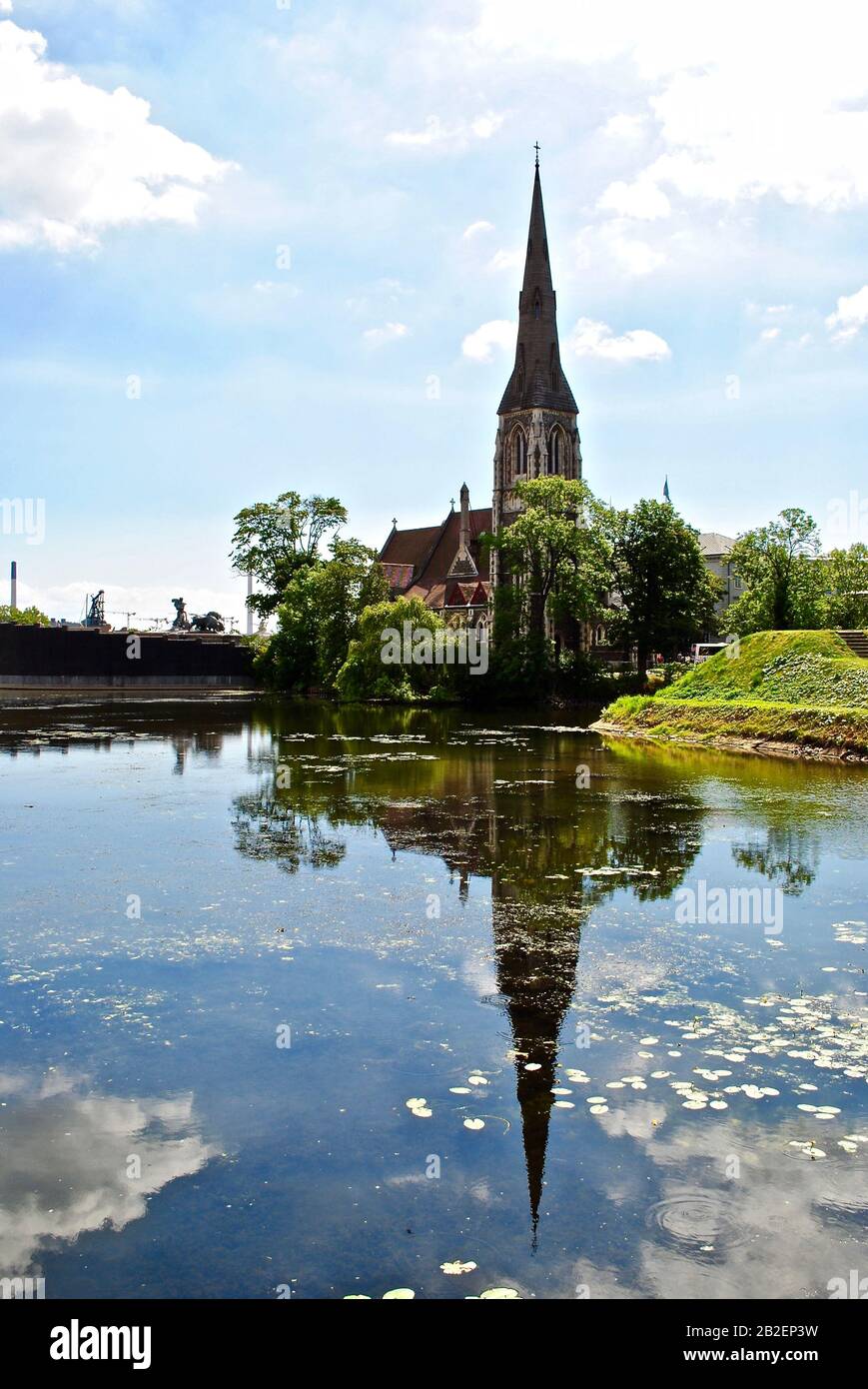 Kopenhagen, Dänemark: Die St. Alban's Church, lokal oft einfach als englische Kirche bezeichnet, ist eine anglikanische Hafenkirche in Kopenhagen, Dänemark. Stockfoto