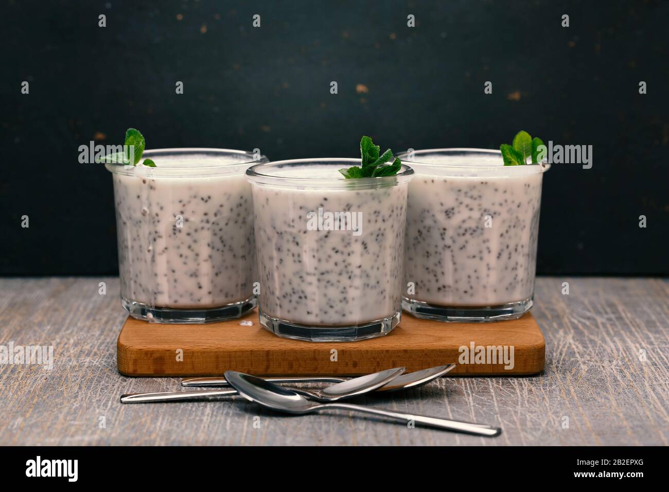 Pudding, Joghurt Parfait, Schokoladenmousse, hausgemachter Joghurt, Hia Seed Pudding Rezept, chia Pudding, Smoothie Rezepte, frische Minze Stockfoto