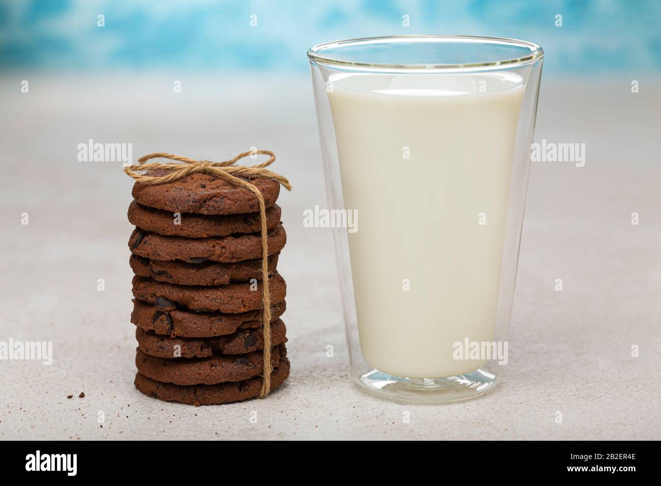 Cowboy-Plätzchen, Rezept, Mädchen starrend, Preppy-Küche, Haferflossen-Plätzchen, Haferflossen-Schokolade, keulige Schokolade, Erdnussbutter-Schokolade Stockfoto