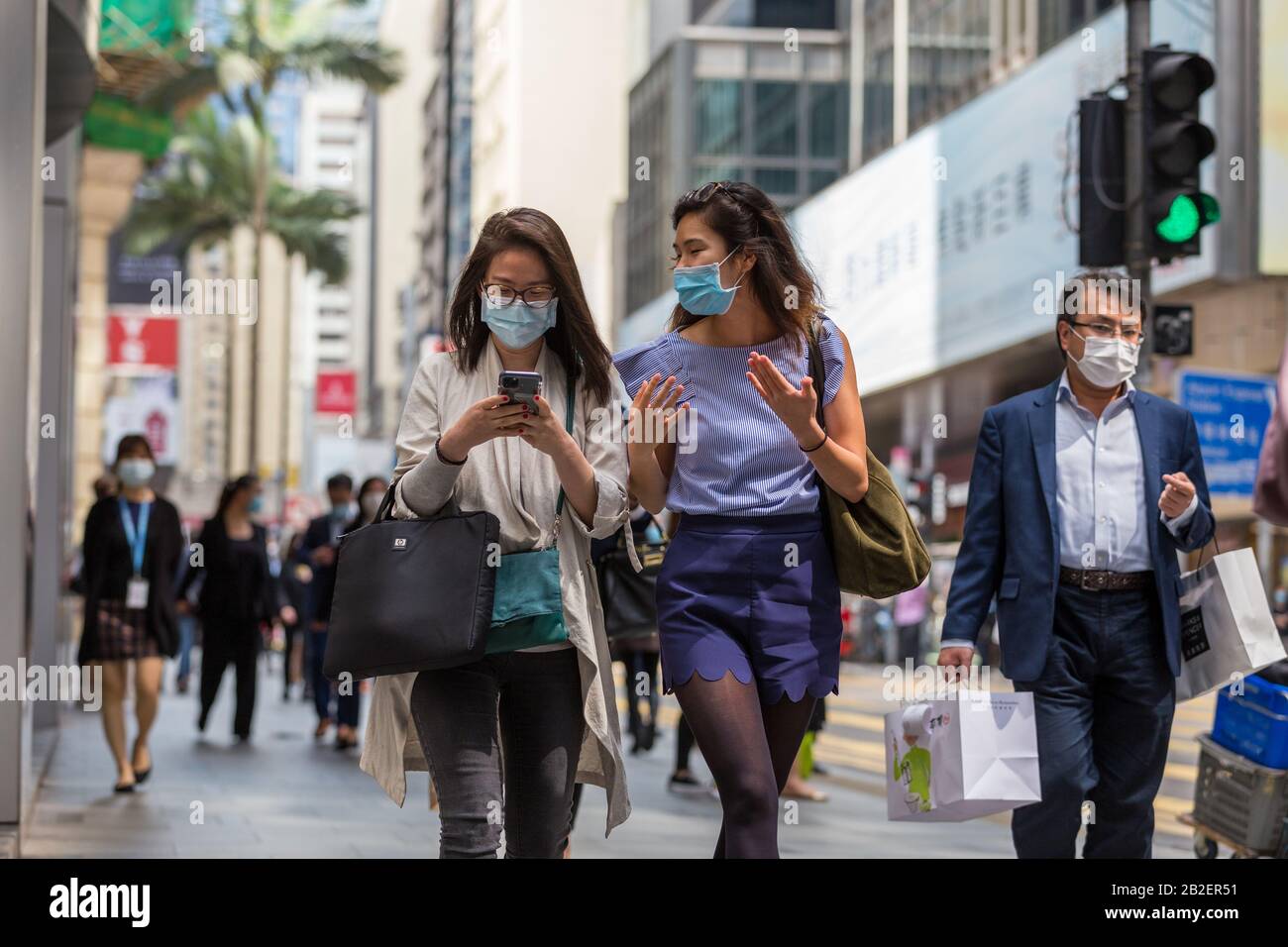 Menschen, die während des Corona-Virus Masken tragen. Stockfoto