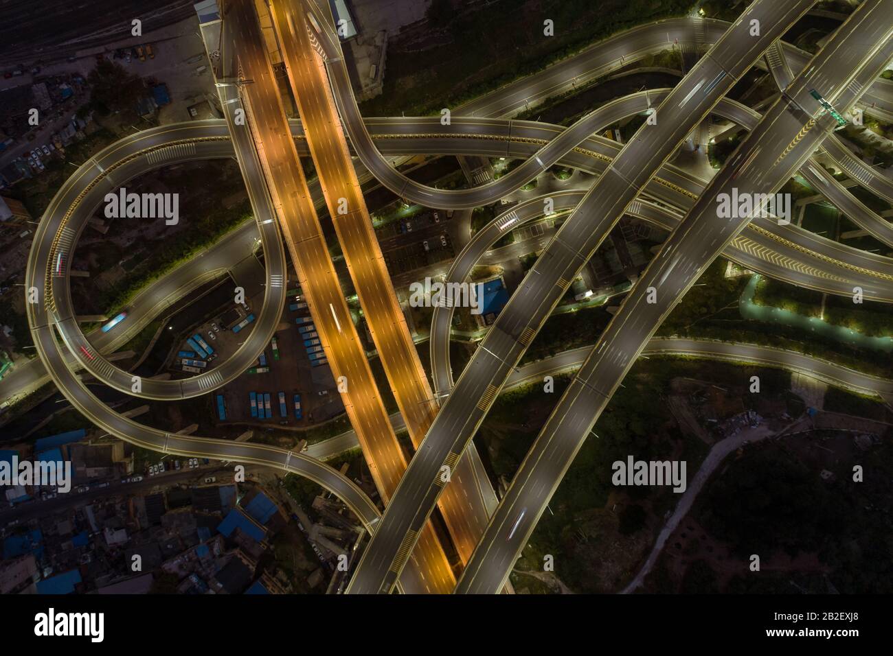 Luftbild der Gebäude und Autobahnkreuz im Morgengrauen in Guiyang, China Stockfoto