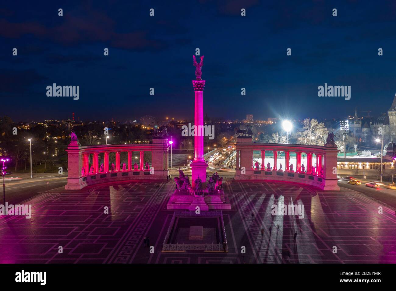 Budapest, Ungarn - Blick Auf Den berühmten Heldenplatz (Hosok tere), beleuchtet in den einzigartigen violetten und rosafarbenen Lichtern der Nacht von Schloss Vajdahunyad a Stockfoto