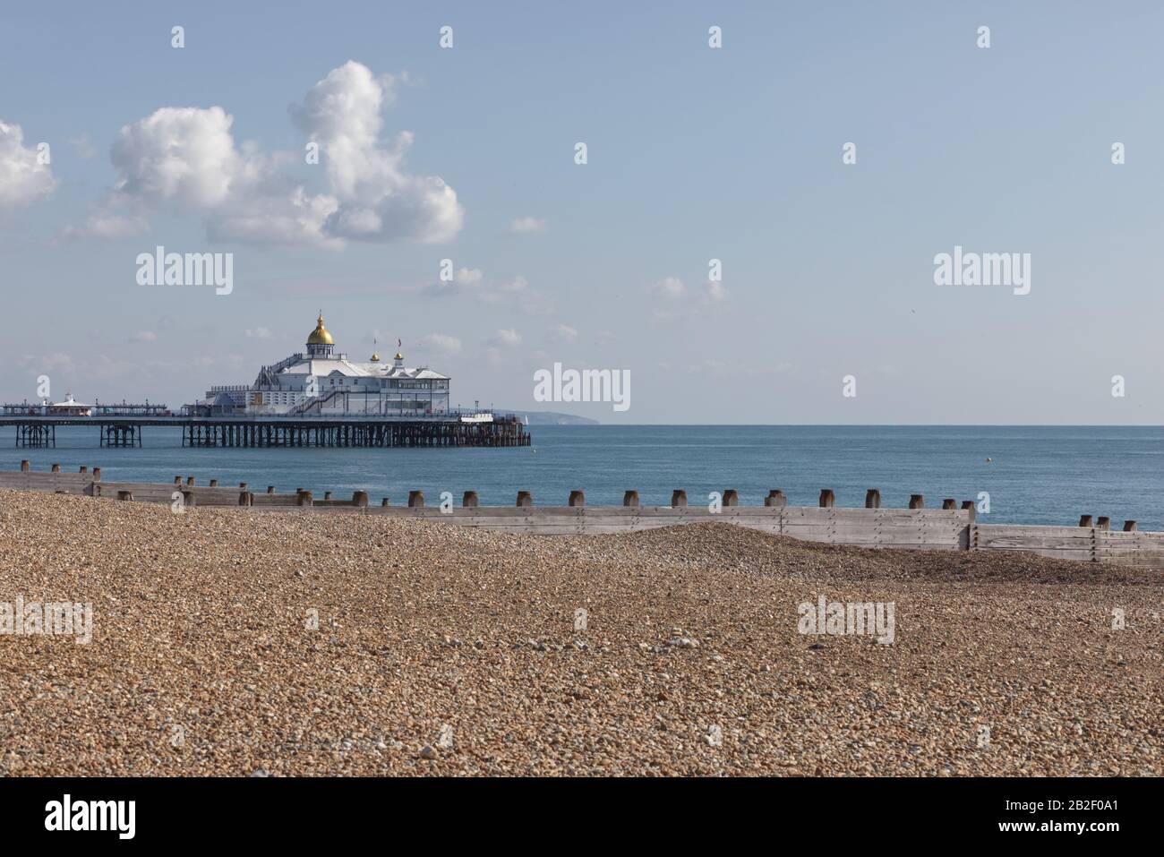 Kieselstrand mit Eastbourne-Pier im Hintergrund Stockfoto