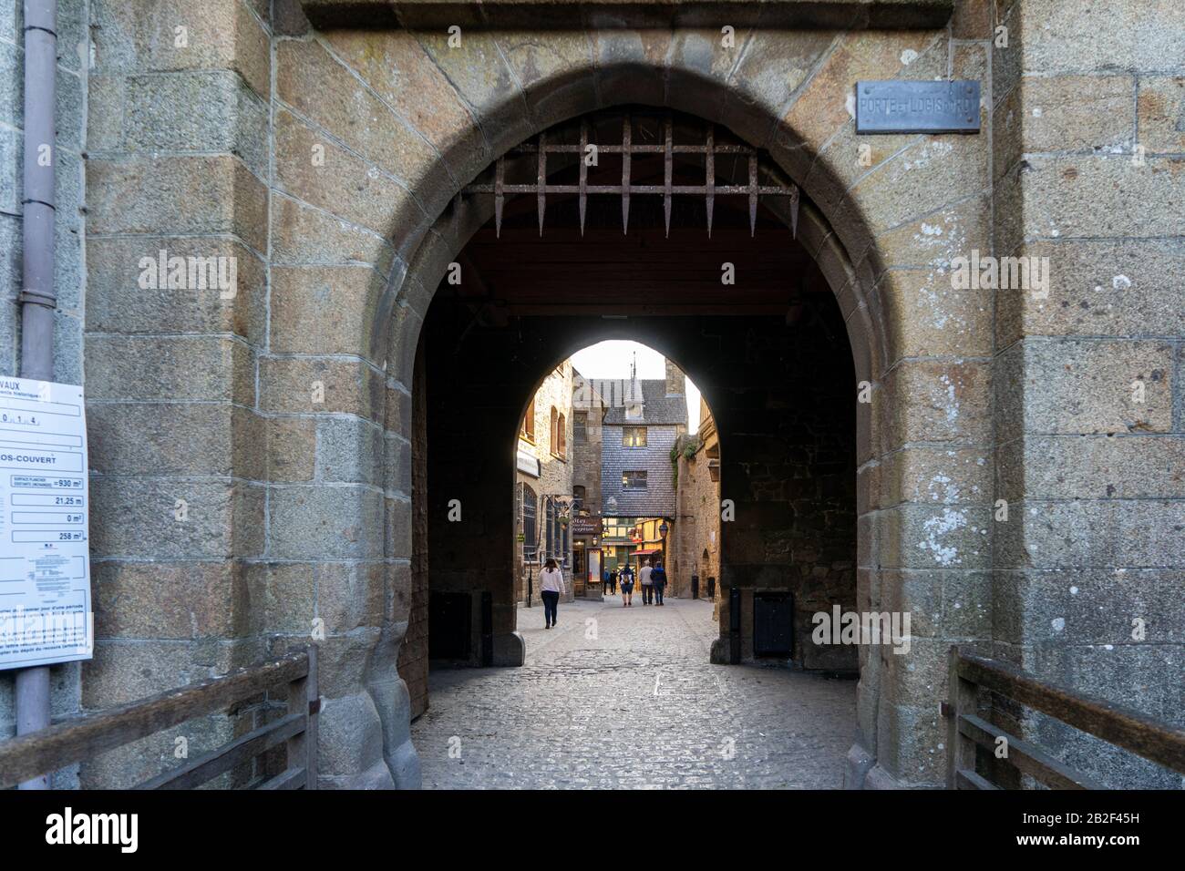 Die Stadt auf der Insel Mont-Saint Michel am frühen Morgen, Normandie, Frankreich Stockfoto