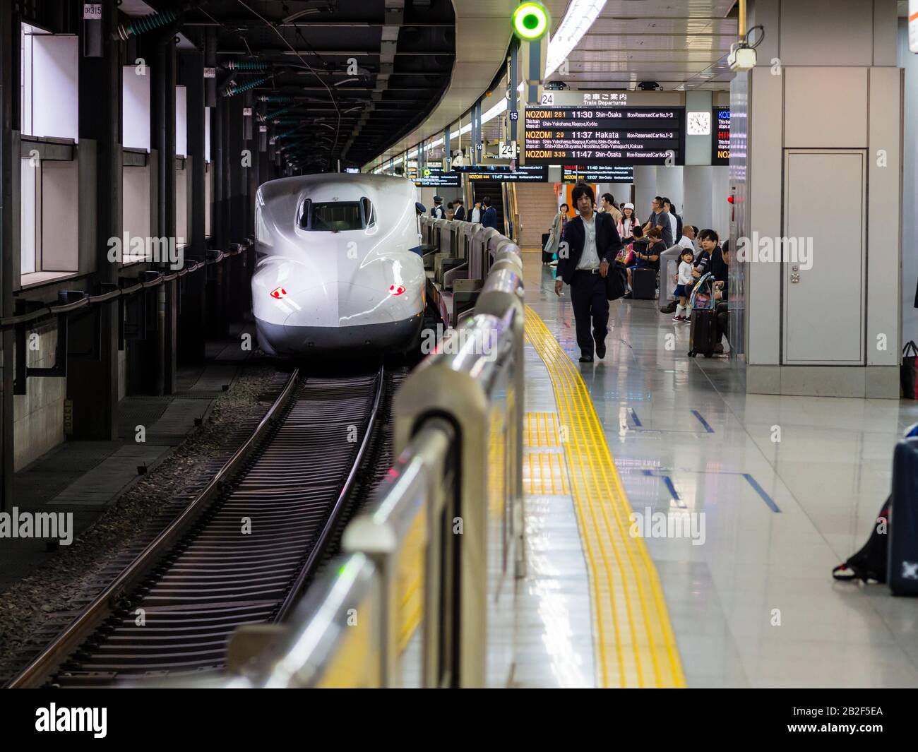 Tokio, Japan - 13. Oktober 2018: Reisende am Bahnhof Tokio auf dem Bahnsteig für den Shinkansen-Nozomi-Einschusszug nach Kyoto. Stockfoto