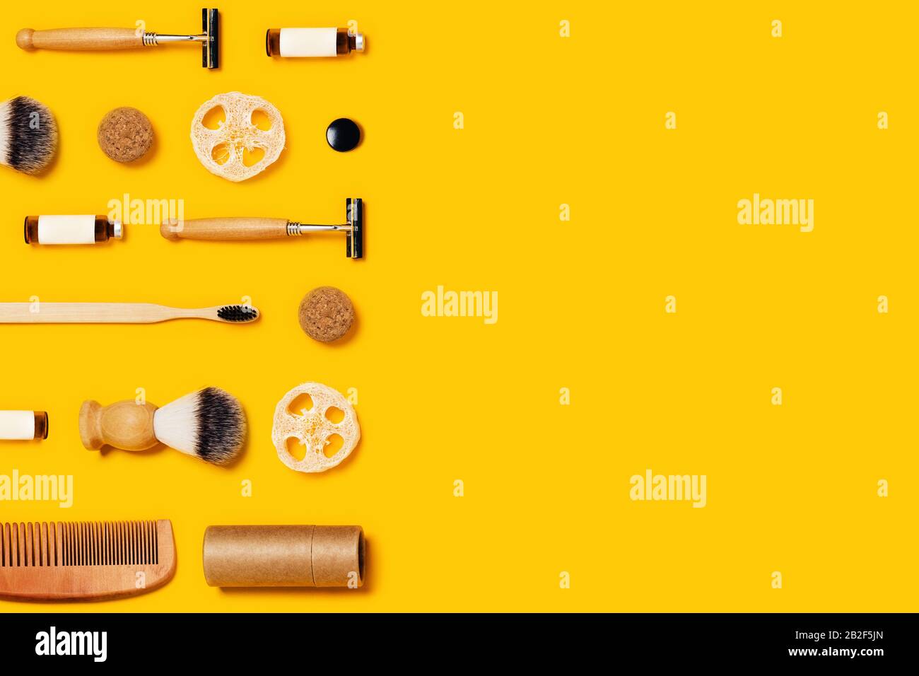Ökologisches Zubehör für die Körperpflege auf gelbem Hintergrund. Flaches Layout, Draufsicht, Kopierbereich. Stockfoto Ökologisches Zubehör für die Körperpflege auf gelbem Hintergrund. Flaches Layout, Draufsicht, Kopierbereich. Stockfoto