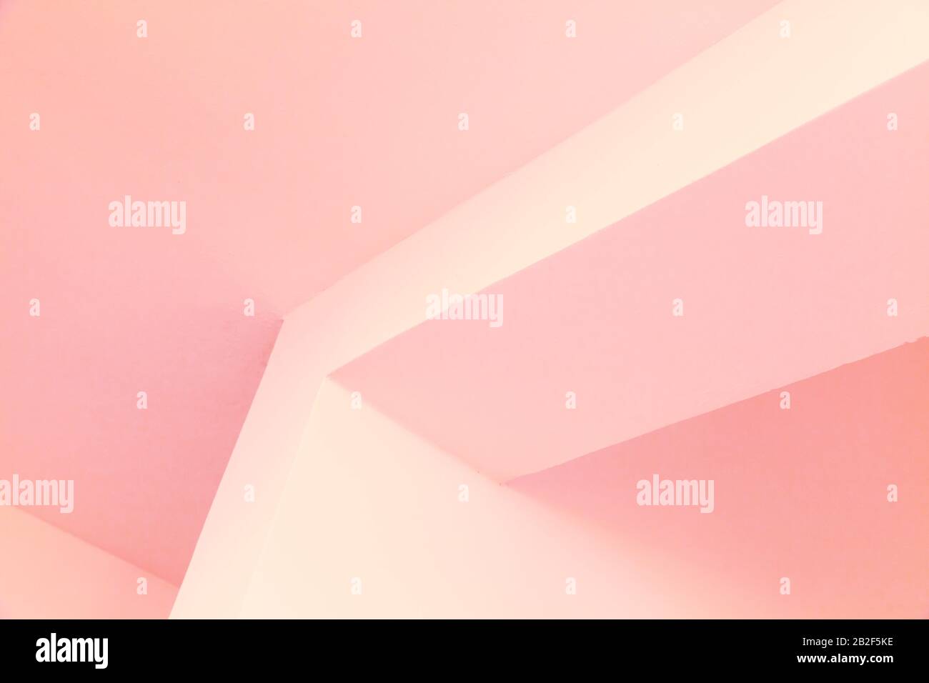 Abstraktes Hintergrundbild der modernen Architektur mit Fragment der Inneneinrichtung, Balken und rosa Schatten Stockfoto