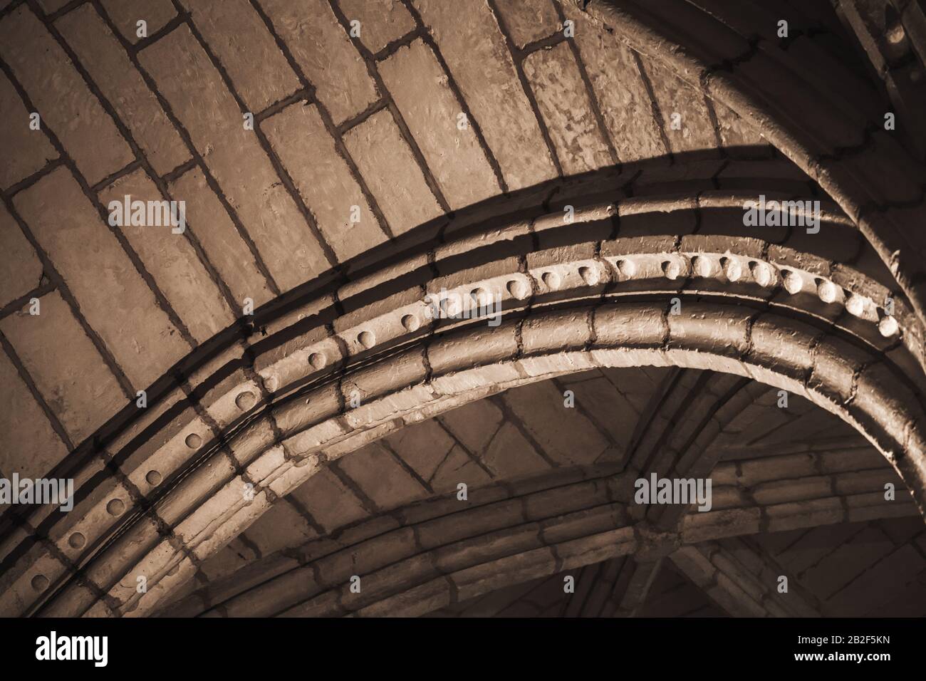 Gotischer Deckenaufbau, abstraktes dunkles Innenfragment, klassisches architektonisches Hintergrundbild Stockfoto