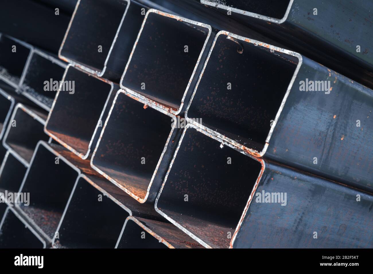 Gestapelte Walzmetallprodukte, Stahlrohre mit rechteckigem Querschnitt Stockfoto