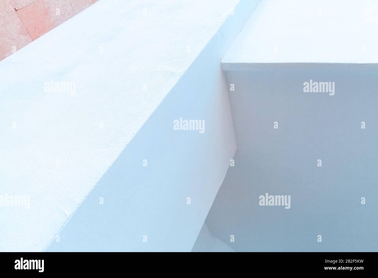 Abstraktes Hintergrundfoto in der Architektur, modernes Fragment im Innendesign, Balken und blaue Schatten Stockfoto