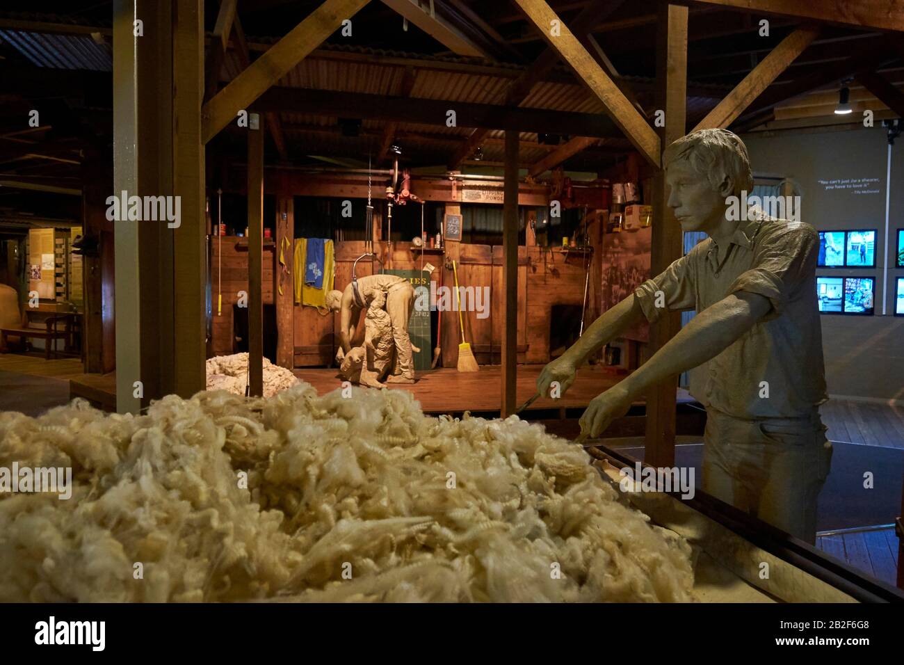 Eine Darstellung, wie Schafe für ihre Wolle geschmiert werden. Im National Wool Museum in Geelong, Victoria, Australien. Stockfoto
