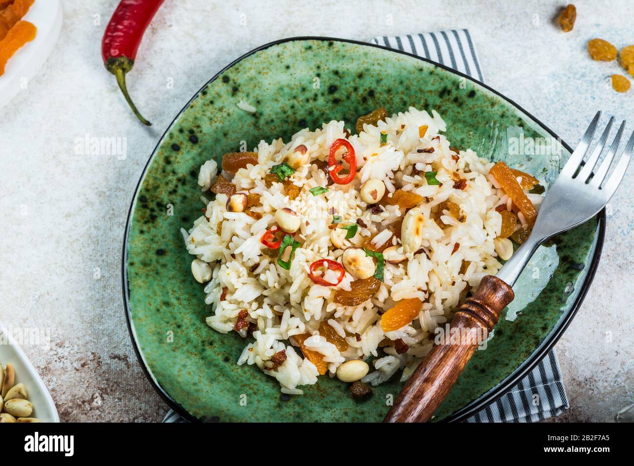 Indische Küche Biryani-Reis und Curry. Ramadan-Essen. Basmati-Reis. Indisches Speisekonzept. Arabische Küche. Erdnuss und Chili. Rosinen, getrocknete Aprikosen Stockfoto