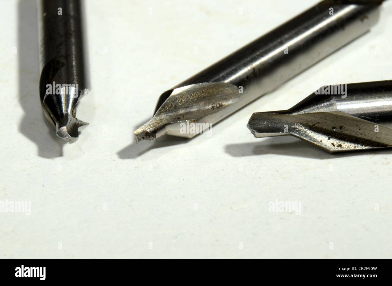 Makro von drei Bohrern mit mittlerer Bohrung, isoliert auf weißem Hintergrund. Stockfoto