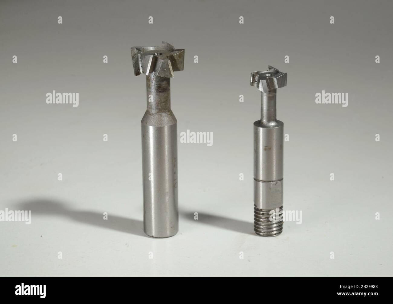 Zwei verschiedene Fräswerkzeuge zur Herstellung von T-Nuten Stockfoto