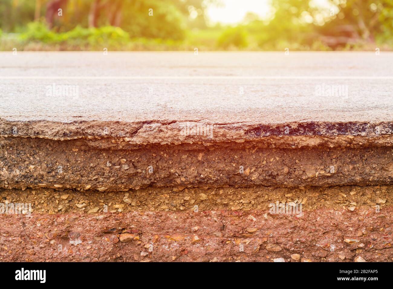 Schicht der Straße. Schäden an der Asphaltstraße auf dem Land verursachen starken Regen und Rutscherde im Norden Thailands Stockfoto
