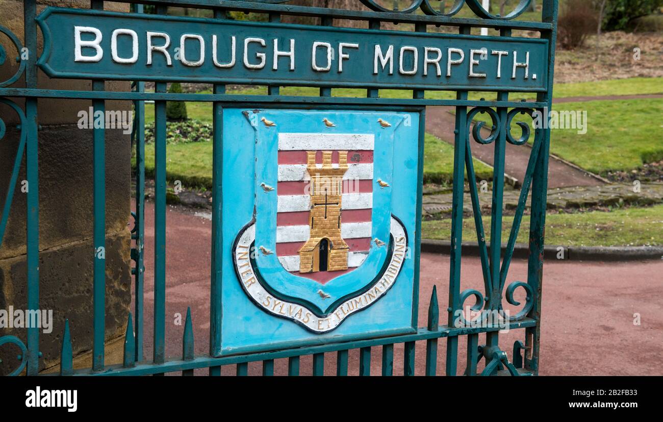 Die kunstvollen Eingangstore zum Carlisle Park in Morpeth mit dem Stadtwappenbild Stockfoto