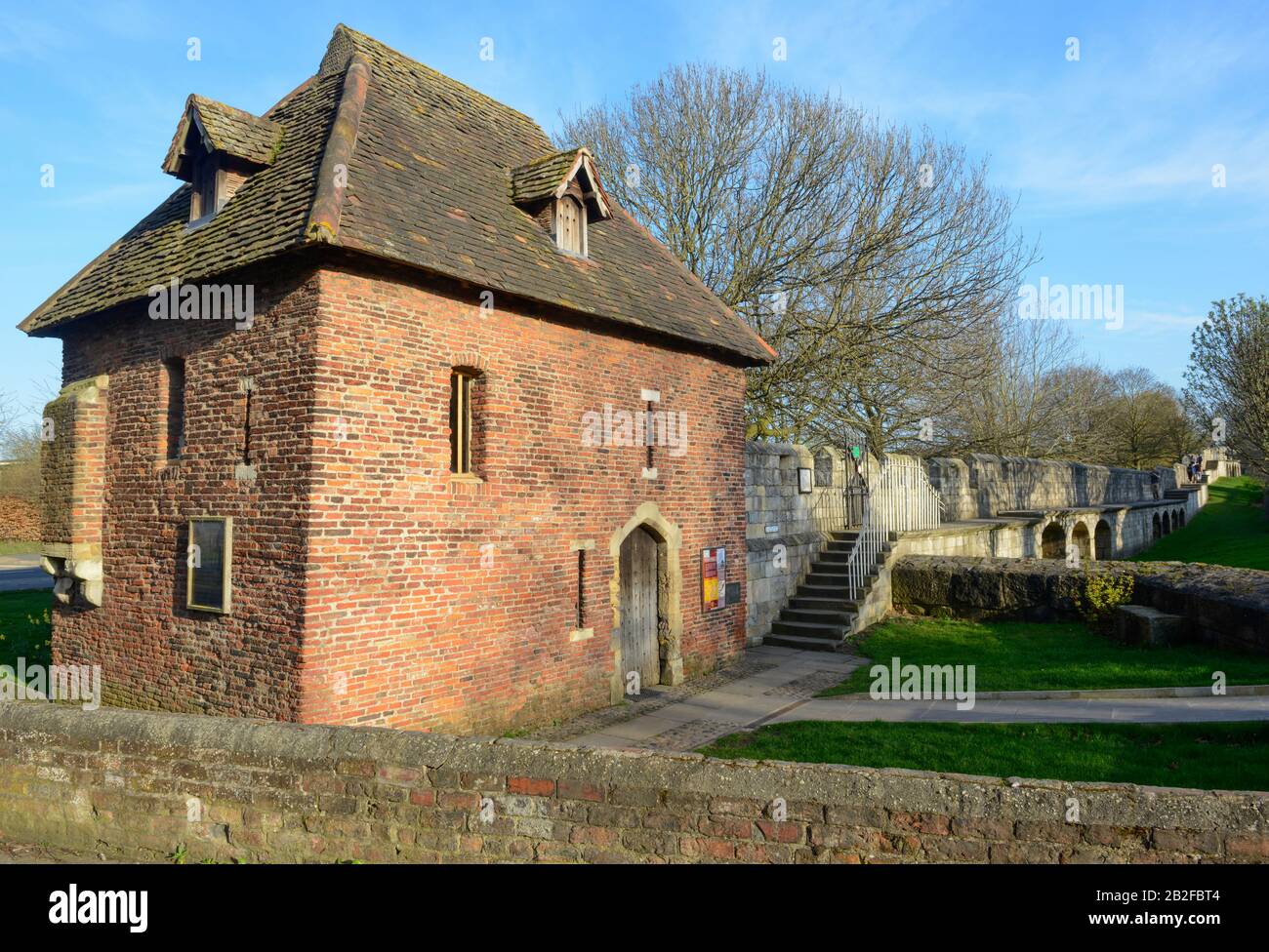 Der Red Tower und ein Abschnitt der mittelalterlichen Stadtmauern Yorks im Frühling Stockfoto